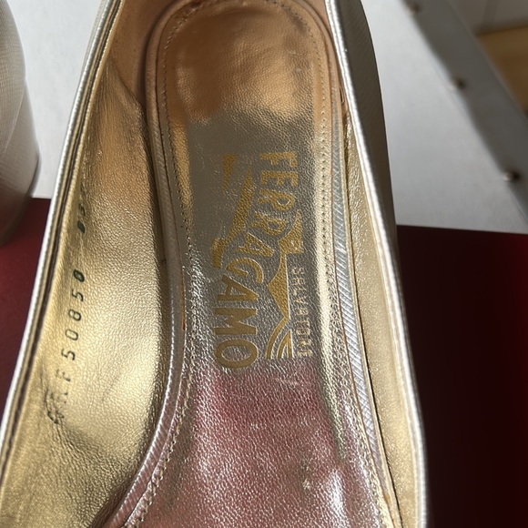 Ferragamo Vara bow pump in metallic platinum and gold leather looks like a dream - Picture 15 of 16